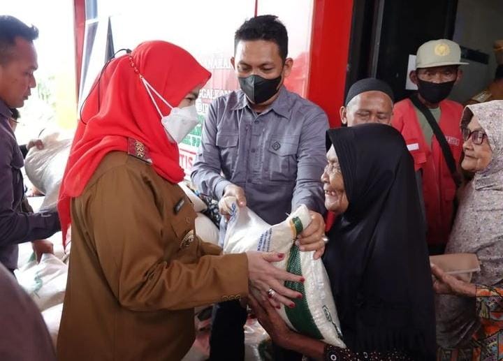 Pemkot Salurkan Bantuan Beras ke Masyarakat Kurang Mampu