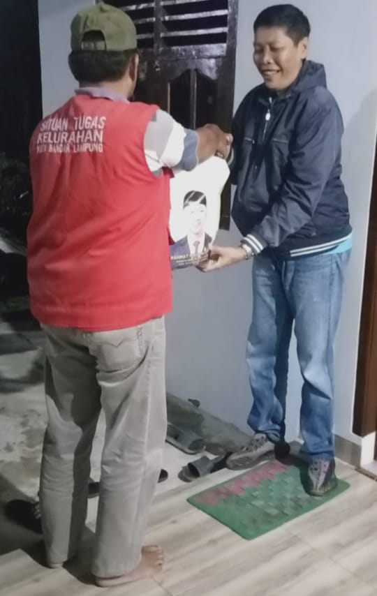 Anggota DPRD Lampung ini Bagikan Beras pada Linmas Di Tiap Kecamatan