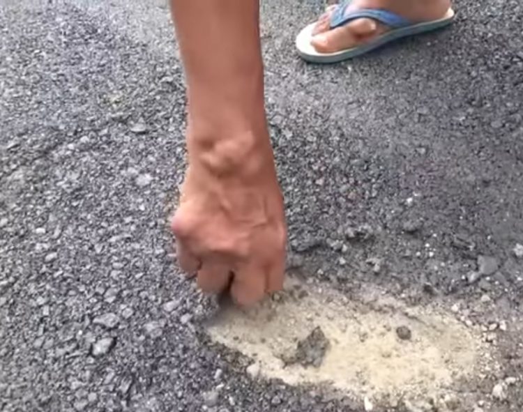 Proyek Diduga Asal Jadi, Baru Kelar Sudah Mengelupas