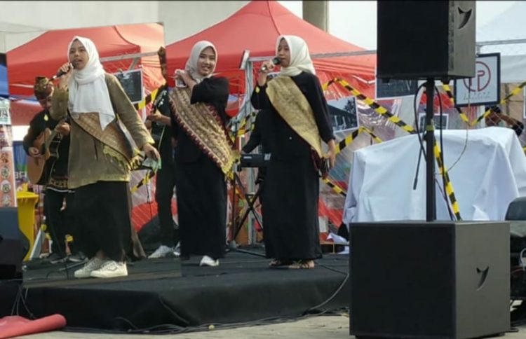 Trio Klara Dzakia Zahra Bius Pengunjung Tubaba Food Fashion X Festival 2023