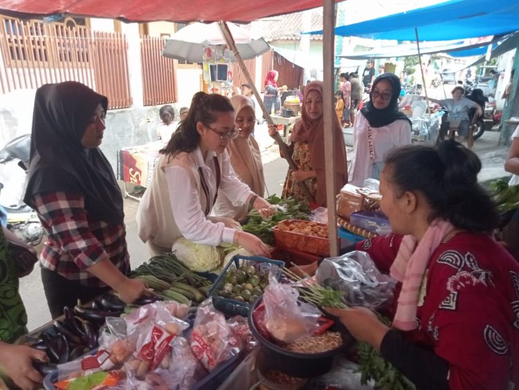 Caleg Gerindra Bandar Lampung Ini Gelar Khitan Gratis dan Gerebek Pasar