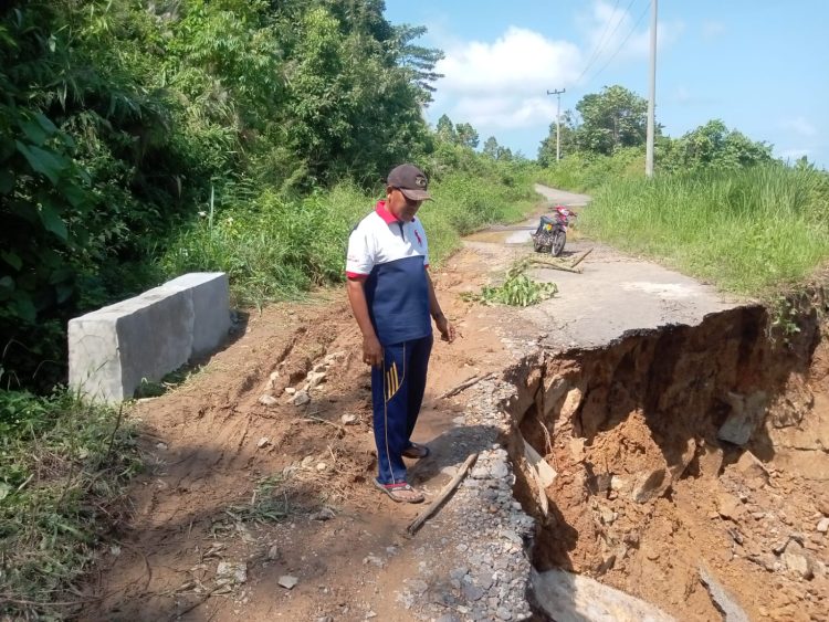 Akibat Tanah Longsong Akses Jalan Nyaris Putus, Nuzul Irsan Minta Pemda Segera Perbaiki Jalan