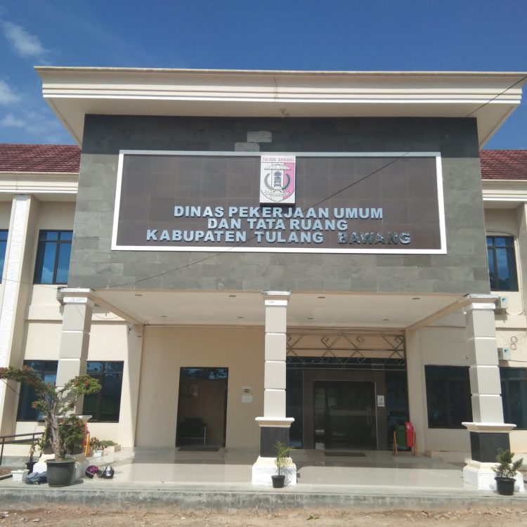 Dana Ratusan Juta, Proyek Rehabilitasi Anjungan Tulangbawang di PKOR Way Halim Diduga Asal Jadi