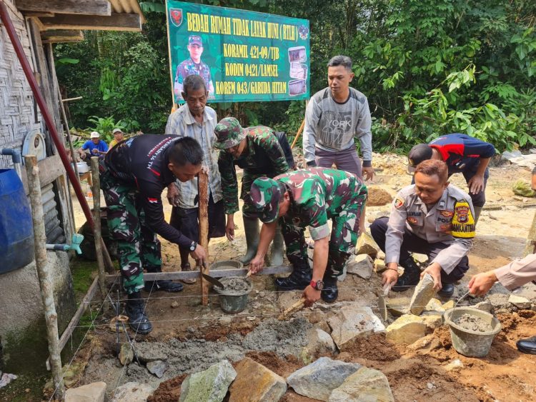 Program Babinsa “Masuk Dapur”, Danramil 421-09/Tjb Kapten Inf Tarekat Laksanakan Program Bedah Rumah