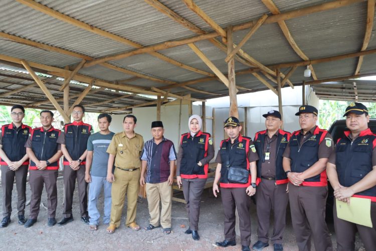 Terkait Korupsi Dana KUR Kejari Lampung Selatan Geledah Dua Tempat Di Kecamatan Sidomulyo.