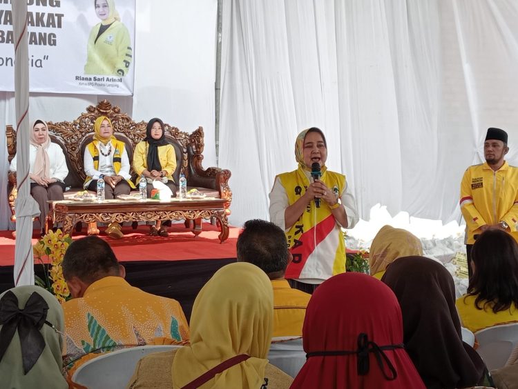 Ketua IIPG Provinsi Lampung Riana Sari Arinal Bagikan 500 Paket Sembako Dan 5 Unit Kursi Roda