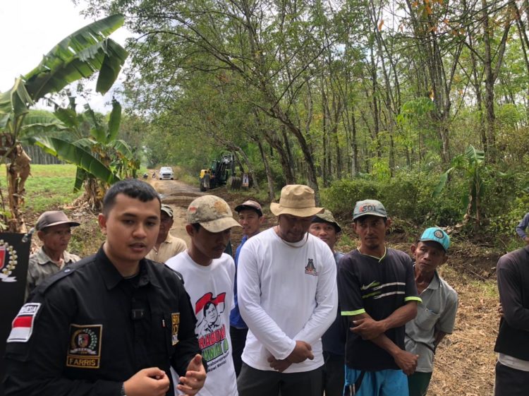 Gunakan Dana Pribadi Anggota DPRD Fraksi Gerindra Farris Andy Kantona Perbaiki Jalan Penghubung Dua Kampung