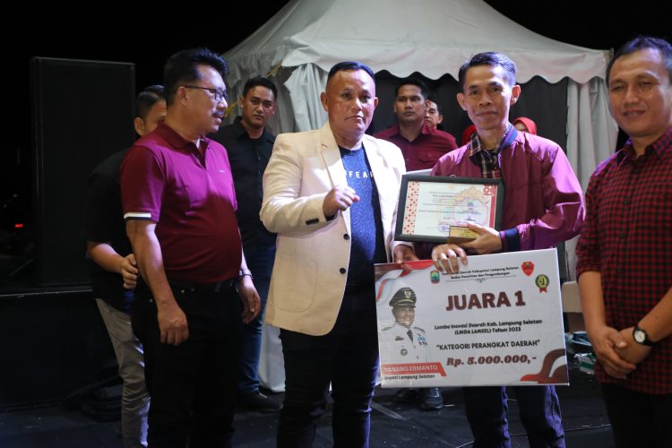 Bupati Lamsel Nanang Ermanto Serahkan Hadiah Pemenang Lomba Inovasi Daerah Litbang Lamsel