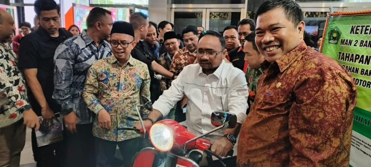 Menag Yaqut Jajal Vespa Listrik Karya Siswa MAN 2 Bandar Lampung