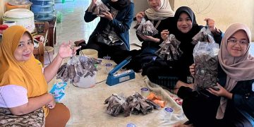 Mahasiswa KKN Unila Bantu UMKM Keripik Pisang Lewat Sosial E-Commerce