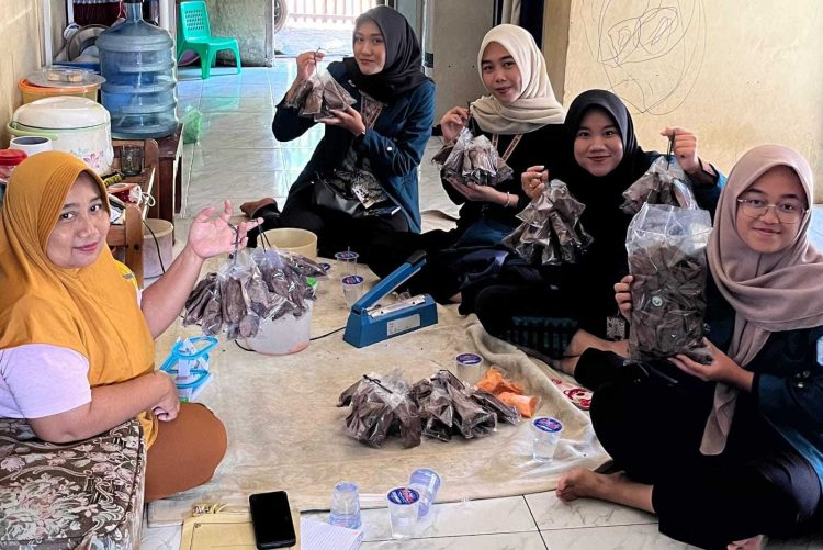 Mahasiswa KKN Unila Bantu UMKM Keripik Pisang Lewat Sosial E-Commerce