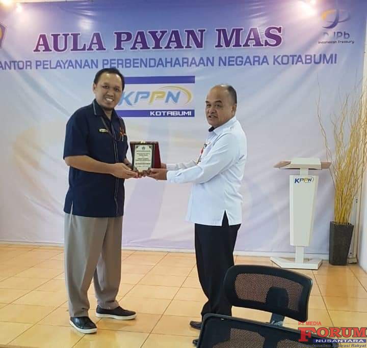 Kepatuhan Pajak, Kepala BPKAD Lampung Utara Diganjar Penghargaan dari Kemenkeu