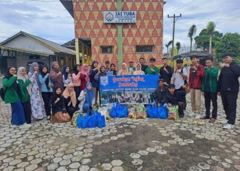 Bertema “Gerakan Infaq Sembako” Mahasiswa IAI Tuba Berikan Puluhan Paket Sembako Kepada Masyarakat Sekitar