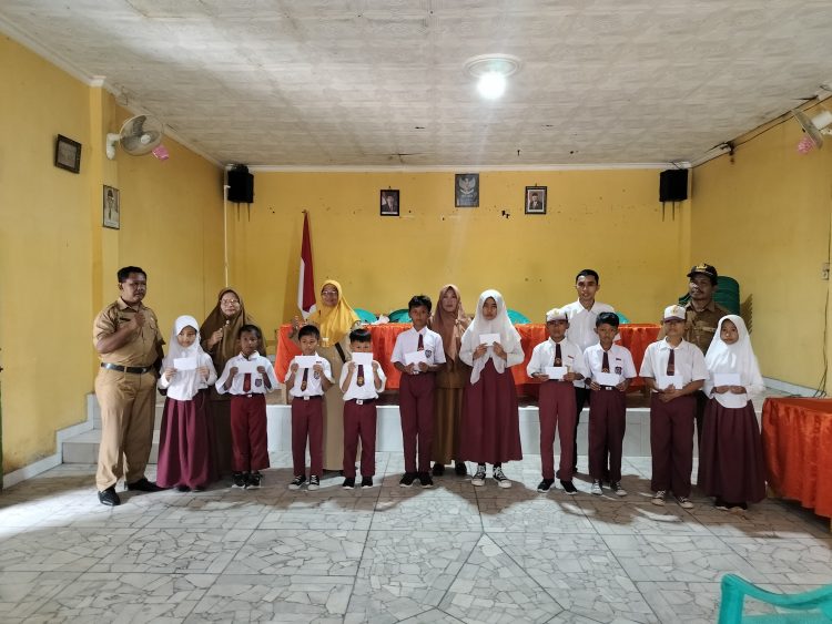 KSP Lampung Tengah Bantu 10 Siswa Tak Mampu SD Seputih Surabaya
