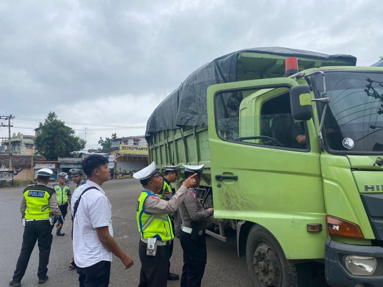 Diduga Gunakan SIM Palsu, Supir Truk Asal Lampung Barat Diamankan