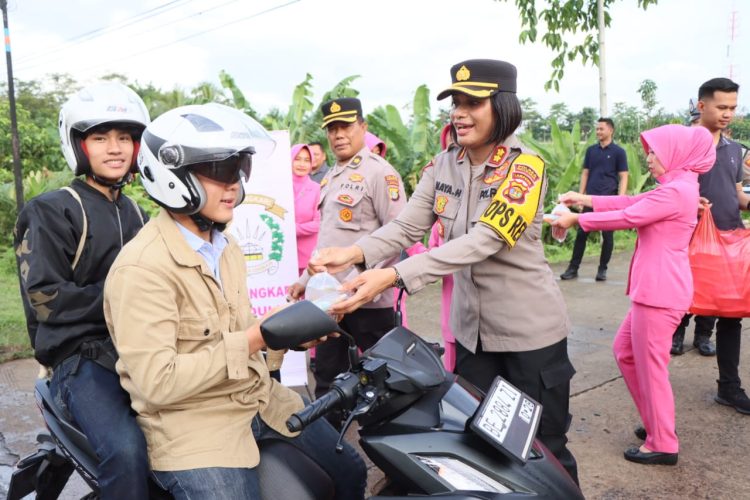Kapolres Pesawaran Turun ke Jalan Menjelang Berbuka Puasa, Bagikan Ratusan Takjil ke Pengendara