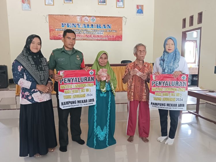 Kampung Mekar Jaya Salurkan BLT-DD Tahap Pertama Tahun 2024