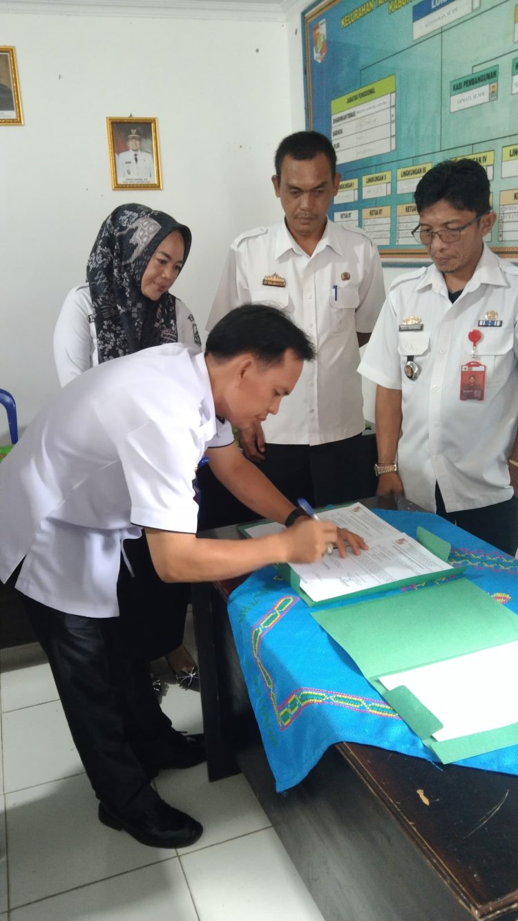 Jabat Lurah Tanjung Senang Lampung Utara, Romli Siap Mengabdi pada Masyarakat