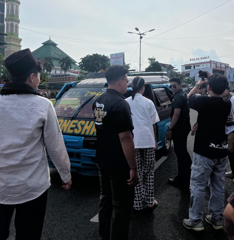 Jalin Silaturahmi, Alumni dan Pelajar SMAN 9 Bandar Lampung Bagikan Ratusan Takjil dan Bukber