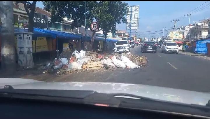 Lapor Pak Pj Bupati Lampung Utara, Banyak Sampah di Jalan Lintas Bukit Kemuning