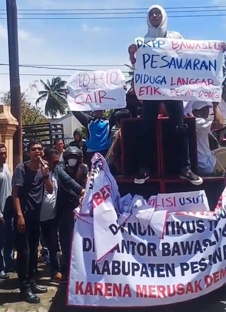 Ratusan Massa Unjuk Rasa di Bawaslu dan KPU Pesawaran, Tuntut Ketua Bawaslu dan KPU Pesawaran Dicopot