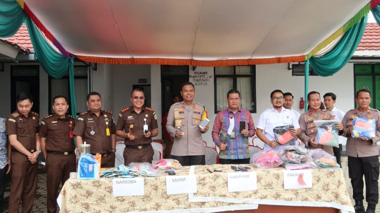 Kejari Tulangbawang Musnahkan Barang Bukti Narkoba Hingga Senjata Tajam