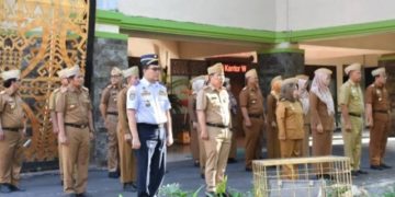 Pemkot Metro Apel Mingguan Sekaligus Penyerahan Piagam Lomba Penyuluhan