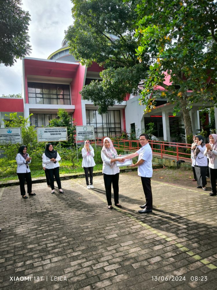 Dinas PMPTSP Kembali berikan Penghargaan Kepada Dua Orang