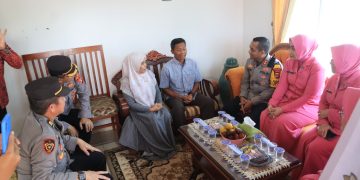 Hari Bhayangkara ke-78, Kapolres Metro Kunjungan Anjangsana dan Berikan Santunan