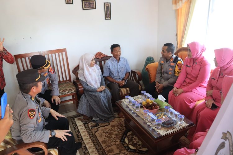 Hari Bhayangkara ke-78, Kapolres Metro Kunjungan Anjangsana dan Berikan Santunan