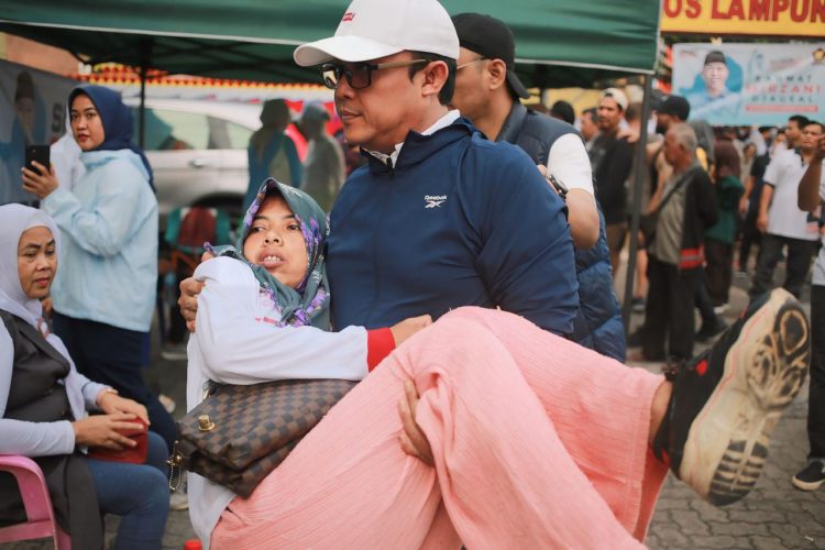 Miliki Jiwa Penolong, Ardito Sigap Bopong Warga Pingsan di Acara Car Free Day