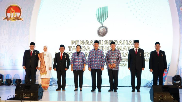 Nanang dan Winarni Wakili Sumatera Terima Tanda Kehormatan Satyalancana Wira Karya dari Presiden