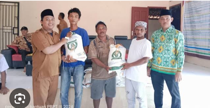 Pemerintah Kampung Gunung Tapa ilir Bagikan Bantuan Beras Bulog