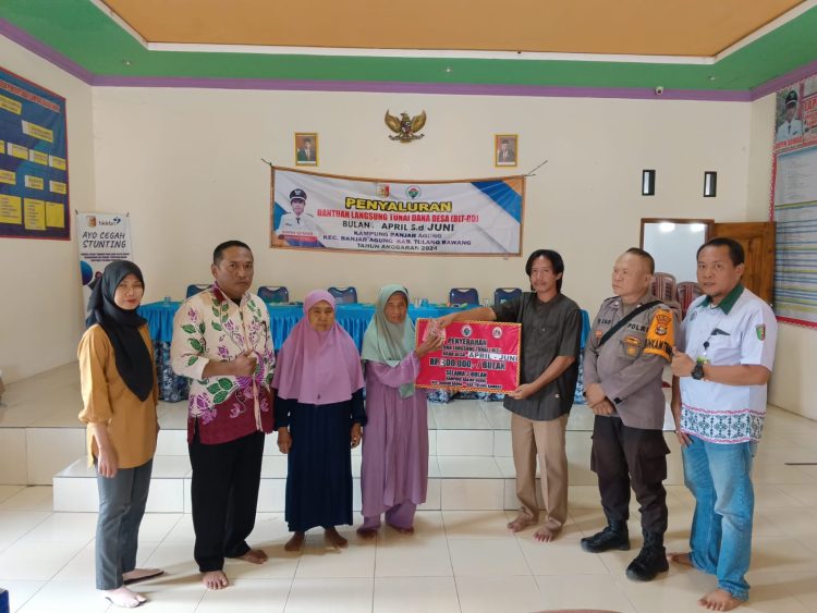 Kakam Banjar Agung Impin Somad Salurkan Bantuan Langsung Tunai Dana Desa (BLT-DD) Kepada 15 KPM