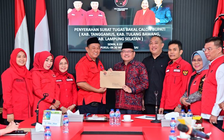 DPP PDIP Berikan Surat Tugas Untuk Pilkada Lamsel Kepada Nanang Ermanto