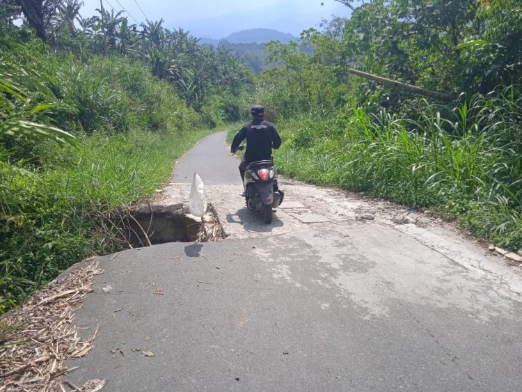 Jalan Penghubung Pekon Bumiagung Lambar Nyaris Putus