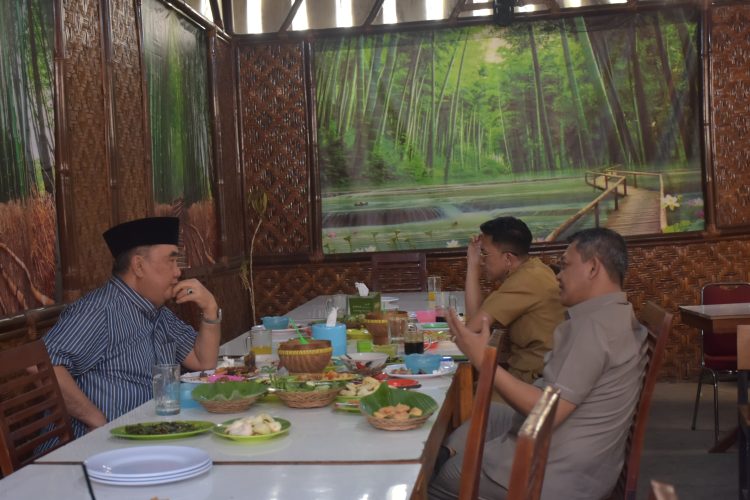 Pilkada Tanggamus, BHS dan Heri Agus Setiawan Makan Siang dan Ngobrol Akrab