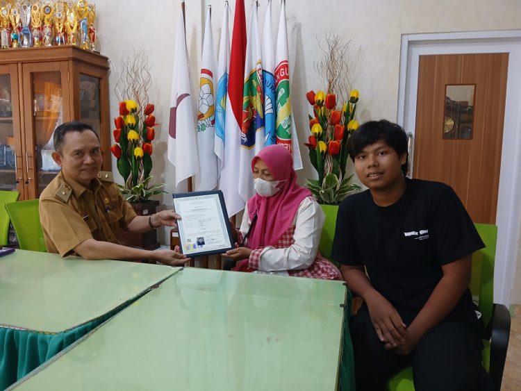 Kepsek SMAN 2 Serahkan Ijazah Siswa Yang Diduga Ditahan, Kepsek : Pengambilan Ijazah Tidak Boleh Diwakilkan