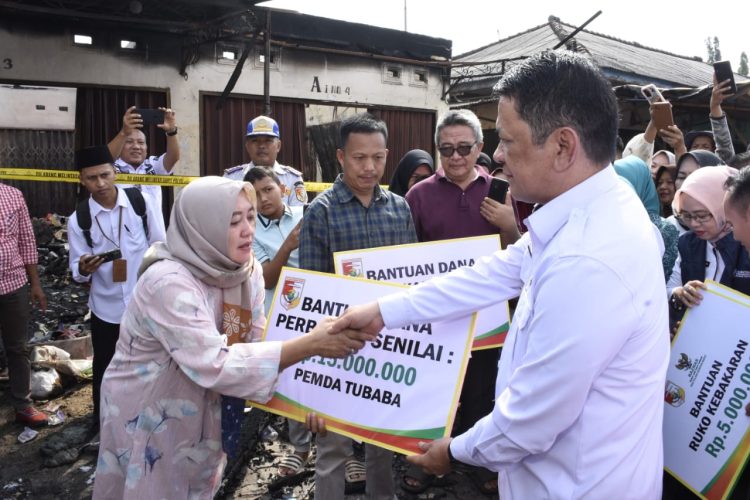 Pj.Gubernur Lampung Tinjau Pasar Panaragan Jaya dan Salurkan Bantuan