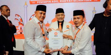 Presiden PKS Ahmad Syaikhu Serahkan B-1KWK Untuk Pasangan Nanang-Antoni Di Pilkada Lamsel