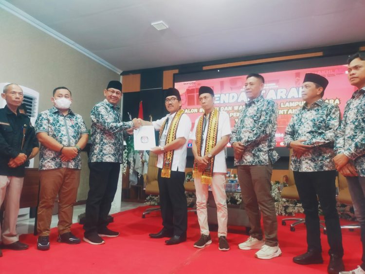 Usai Deklarasi, Ribuan Relawan Kawal Pasangan HAR- LI Daftar ke KPU Lampung Utara