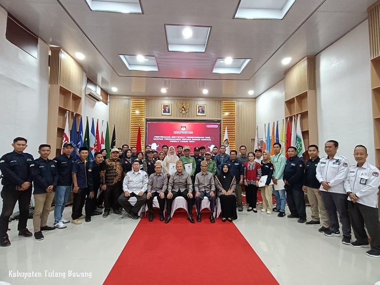 Ketua KPU Tuba Serahkan Penghargaan pada Badan ADHOCK Pemilu