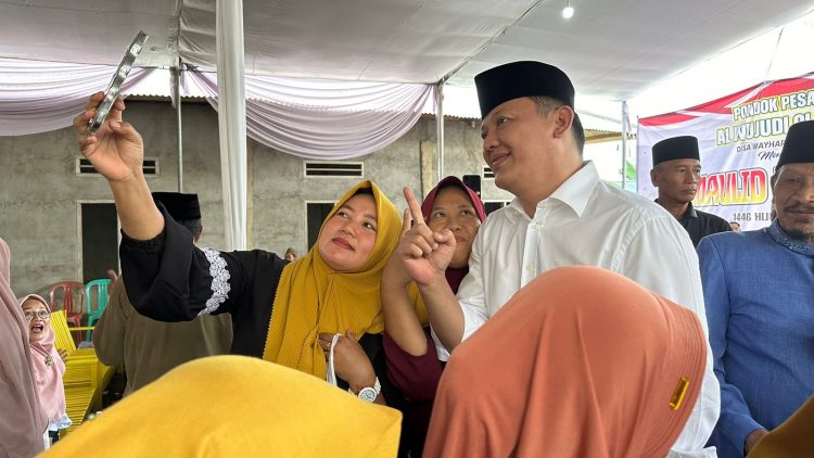 Ribuan Emak-emak di Waylima Solid Dukung Aries Sandi di Pilkada