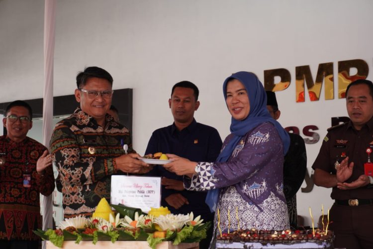 PJ.Sekda Bayana Potong Tumpeng, Rayakan Hari Jadi Ke-1 MPP Tubaba