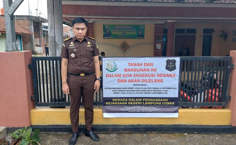 Kejari Lampung Utara Pasang Plang Sita Aset Mantan Kadiskes Maya Mettisa