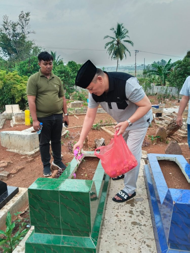 Masa Kampanye, Cabup Pesawaran Aries Sandi DP Berziarah ke Makam Nenek