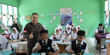 Kejari Tulang Bawang Bagikan Makanan Bergizi Gratis Untuk Siswa SMP N 1 Penawar Tama