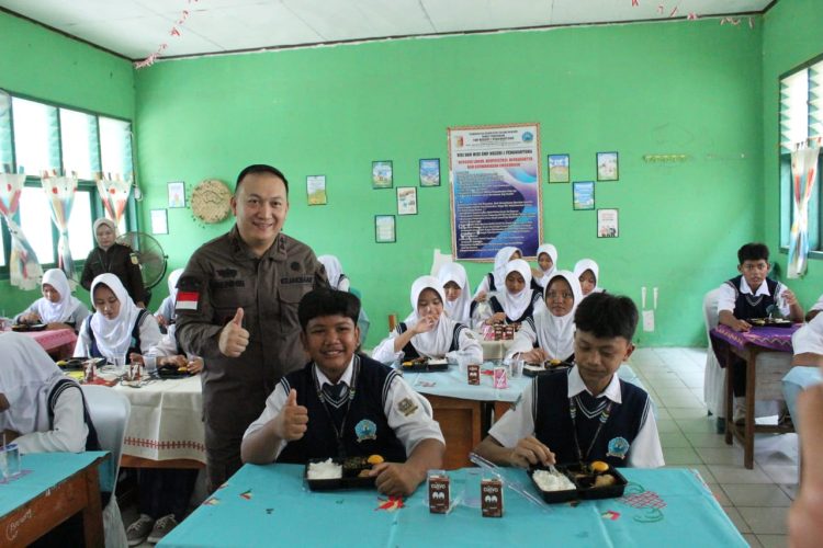 Kejari Tulang Bawang Bagikan Makanan Bergizi Gratis Untuk Siswa SMP N 1 Penawar Tama