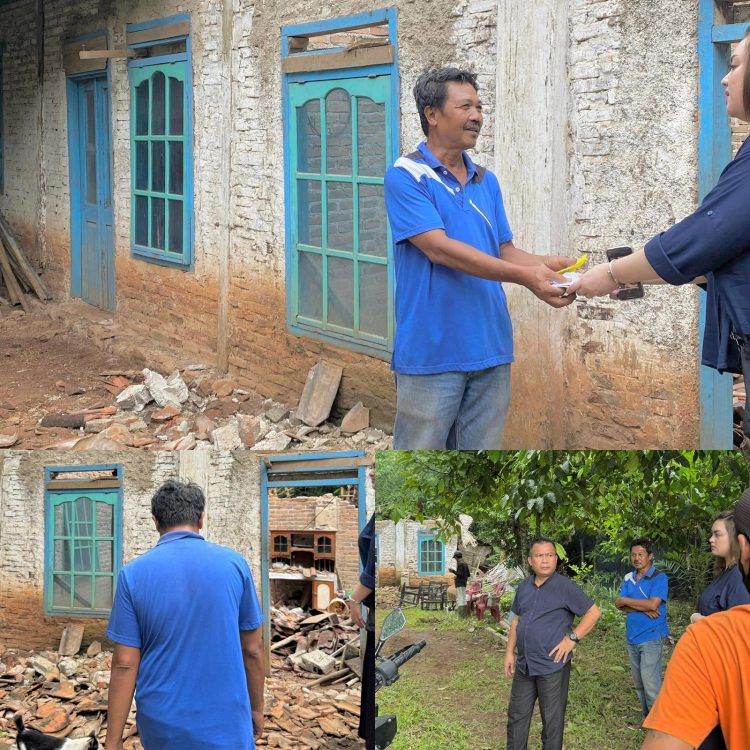 Relawan Aries Sandi Sambangi Warga Terdampak Banjir di Gedongtataan