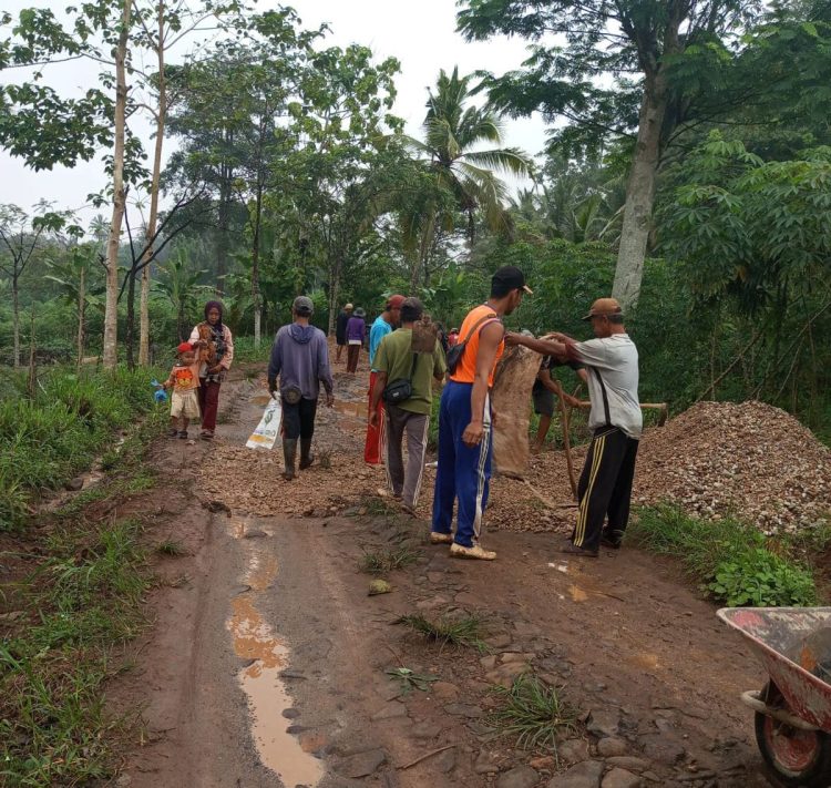 Rusak Parah, Warga Lampung Utara Swadaya Perbaikan Jalan
